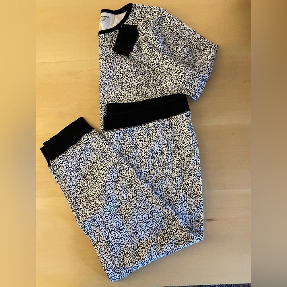 XXL Leopard print 100% cotton pajamas. AMAZON ESSENTIALS. Barely worn.